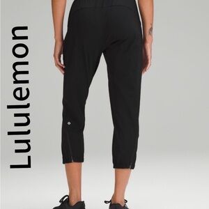 Lululemon Adapted State High Rise cropped Jogger in good condition 👍👍🛍️🛍️